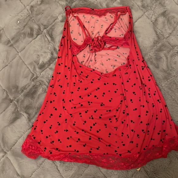 It’s never been worn! Silky sleepwear - Picture 2 of 2